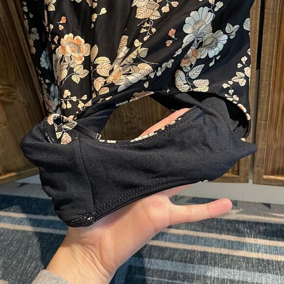 Seafolly
Splendor Long Sleeve Surfsuit - Picture 7 of 11